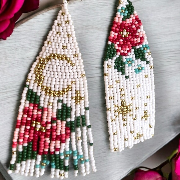 These beautiful feminine earrings feature a vibrant blend of colors - Picture 4 of 17